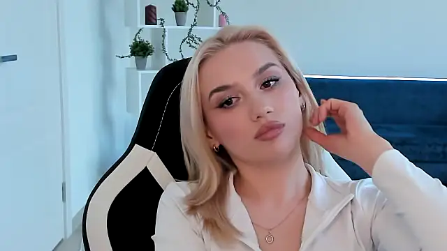 CarmonMola online show from April 1, 1:12 pm