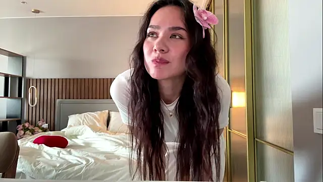 MinnaWatwood online show from April 12, 7:55 am