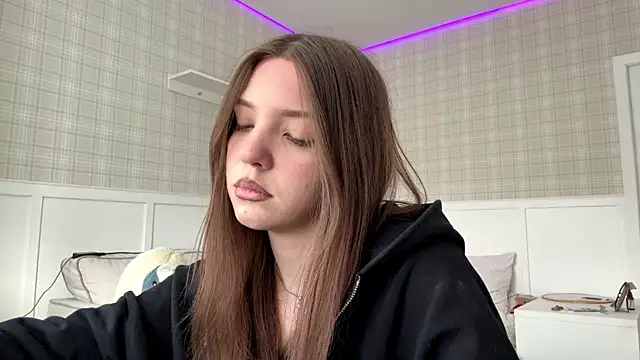 CassondraBern online show from April 7, 2:19 pm