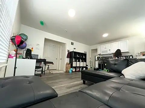 LinaGS online show from April 1, 5:32 pm