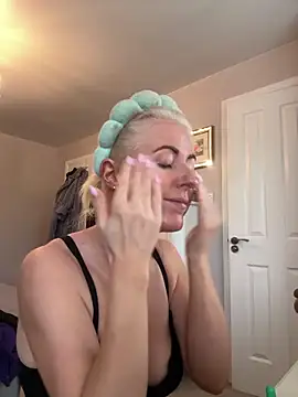 Laylaskyexx online show from April 28, 6:50 am