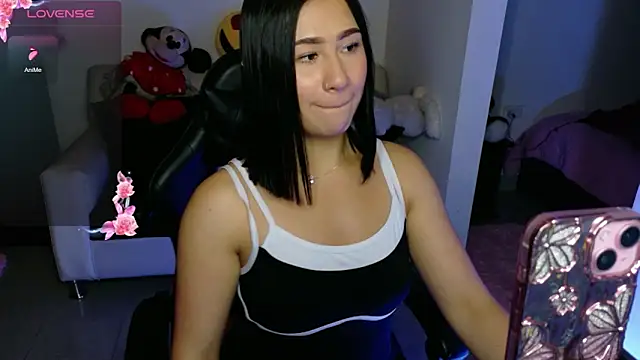 EvelynLeen  online show from May 1, 9:07 pm