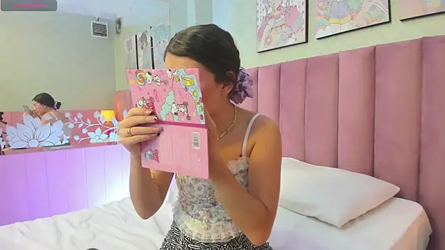Hellencute18  online show from May 23, 9:24 pm