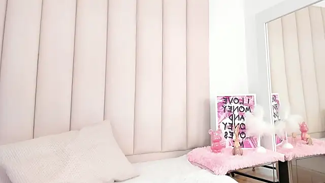 ManuelaHarlow online show from April 17, 1:35 pm