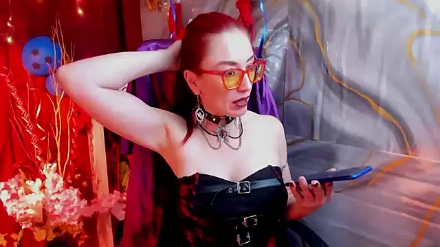 Queenscarlettsecret online show from July 8, 8:00 pm