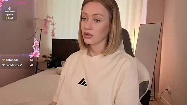 EvaHamilton online show from June 16, 2:45 am