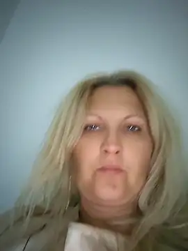 Divineblond online show from May 30, 8:05 pm