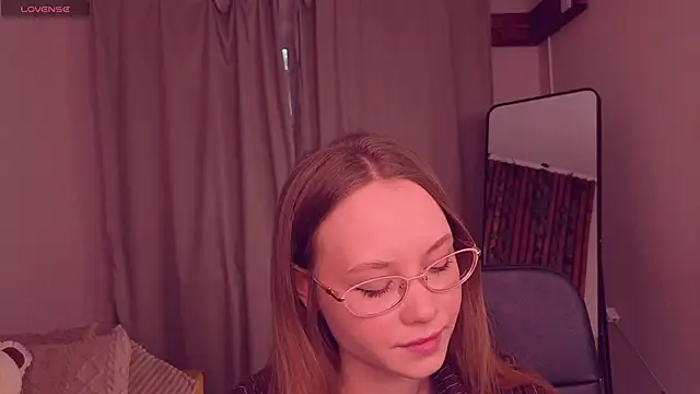 FloraLarsson online show from May 4, 10:41 am