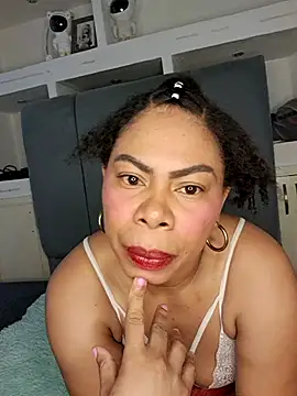 Cassandra em  online show from April 29, 9:53 pm