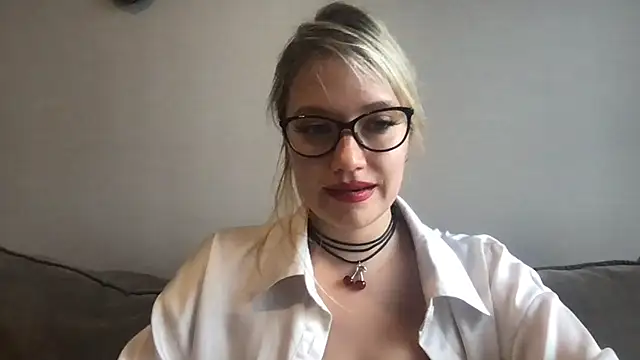 Precious Eva online show from May 11, 6:15 am