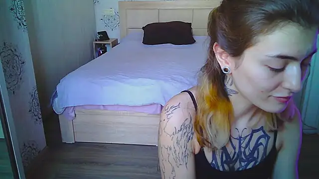 HarrisLola online show from May 12, 1:07 pm