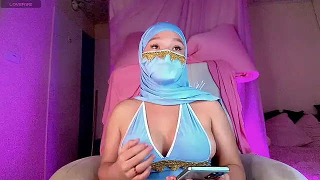 Nadine Nassib online show from May 14, 12:33 pm