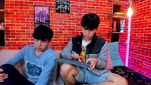 Hoot boyss  online show from June 16, 8:10 pm