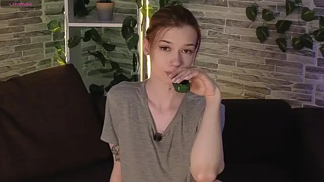 OliviaFoxsis online show from May 16, 7:00 am