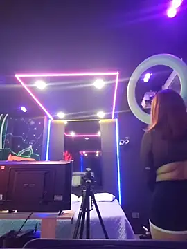 AliceHillss online show from June 5, 12:00 pm