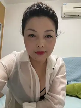 Luckylilyss online show from June 18, 9:47 am