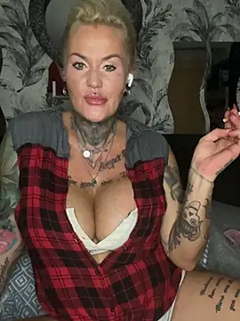 InkedMissLaBaehm online show from July 10, 10:42 pm