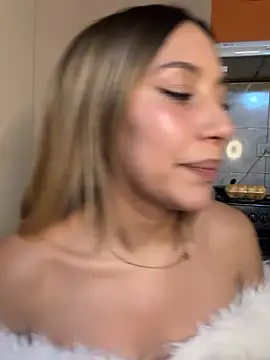 babychiaraa online show from August 6, 5:03 am