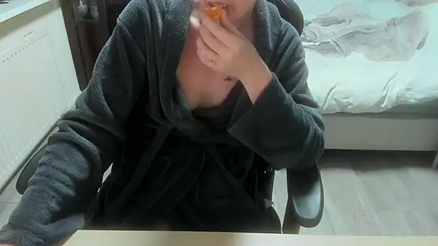 minoesje37 online show from April 5, 8:19 pm