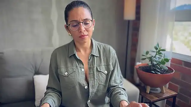 Snapshot of illaroom chatting on October 14, 8:00 pm illaroom online show from October 14, 8:00 pm