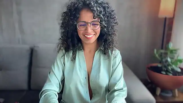 Snapshot of illaroom chatting on October 6, 8:24 pm illaroom online show from October 6, 8:24 pm