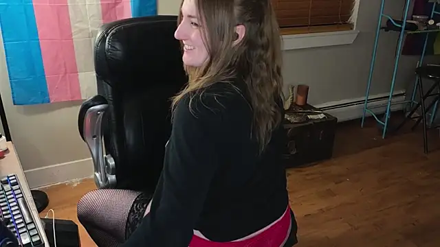 luluvaladon online show from February 13, 6:04 am