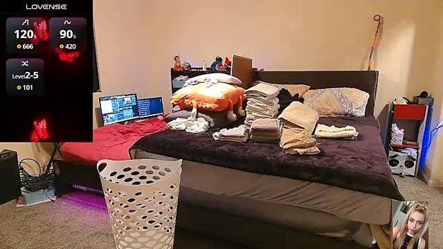 Blondiewithanass online show from April 12, 8:17 am