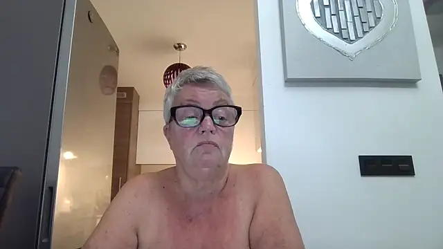 GrannyChrissy68 online show from September 30, 9:52 pm