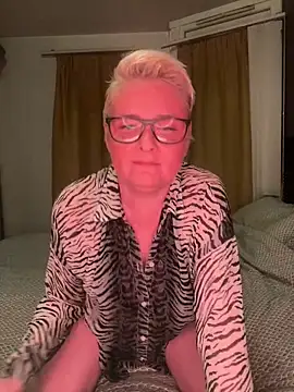 Gizzithehotone online show from April 2, 9:45 pm