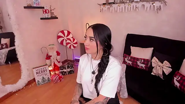 EmmyEvans1 online show from December 19, 7:50 pm