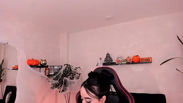 Snapshot of EmmyEvans1 chatting on October 16, 8:11 pm EmmyEvans1 online show from October 16, 8:11 pm