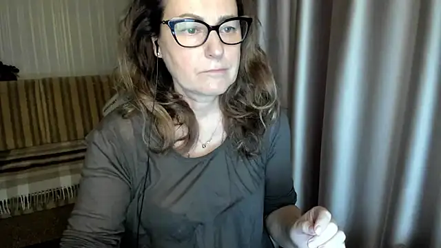 lauraoven online show from December 19, 8:06 am