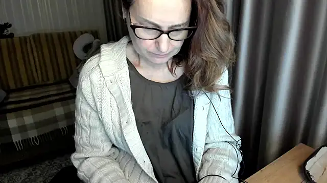 lauraoven online show from February 6, 3:15 pm