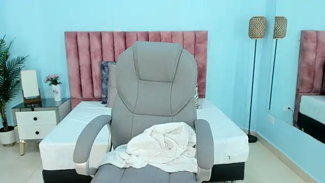 tati saldarriaga online show from February 11, 4:19 pm