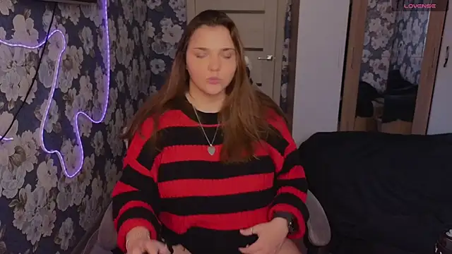  momiji  online show from April 18, 1:35 pm