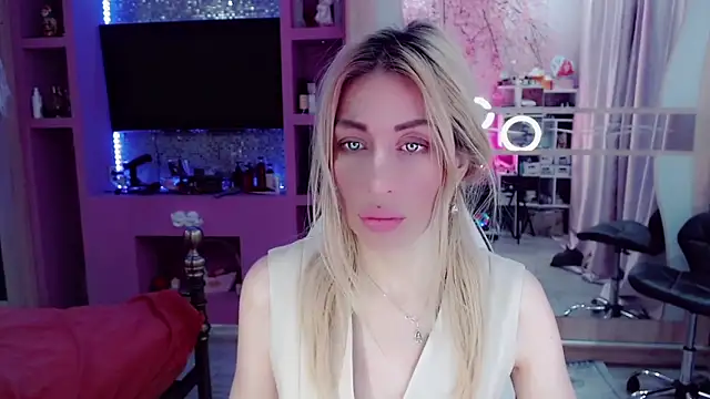 AnnieGOld  online show from December 15, 2:39 am