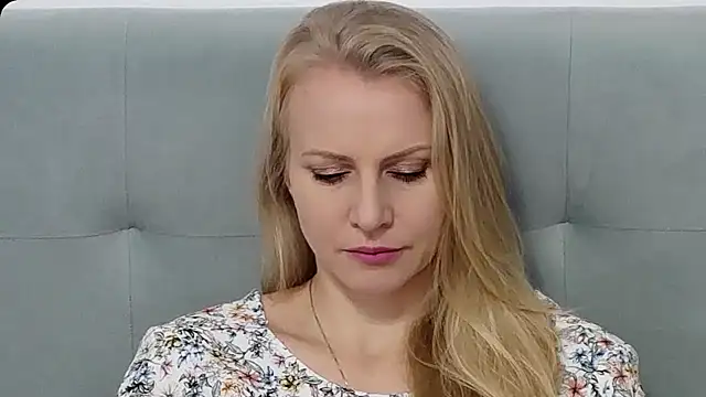 Snapshot of K__Adrienne chatting on October 27, 6:09 am K  Adrienne online show from October 27, 6:09 am