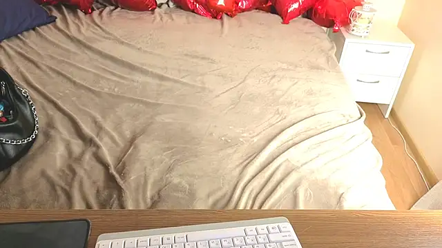 CharmedDoll online show from March 4, 7:15 am