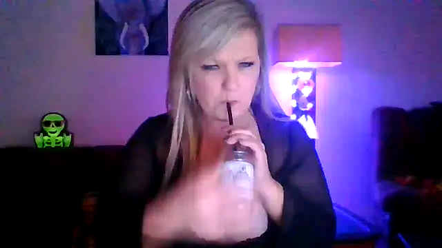 Snapshot of BigTitBarbie68 chatting on September 22, 3:16 am BigTitBarbie68 online show from September 22, 3:16 am