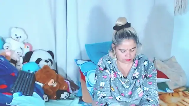 Snapshot of estrellita_fugaz16x chatting on September 27, 3:25 am estrellita fugaz16x online show from September 27, 3:25 am