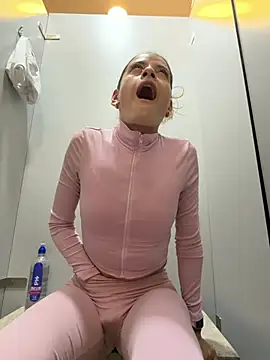 alana15 online show from February 18, 8:30 pm