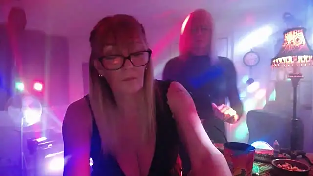 Snapshot of COUPLE4VOYEUR01 chatting on October 18, 7:15 pm COUPLE4VOYEUR01 online show from October 18, 7:15 pm
