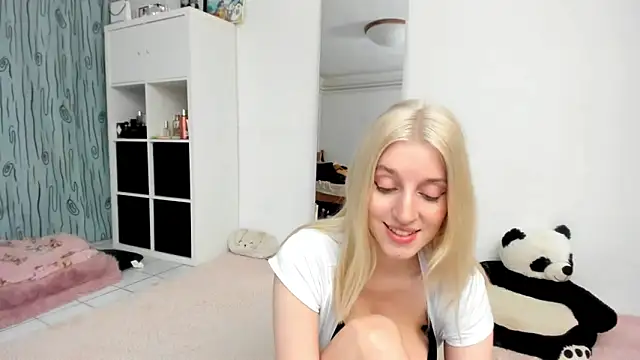 KenzieDawton online show from March 13, 4:08 pm