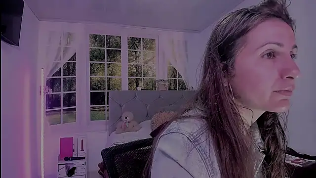 vanessabrown  online show from April 4, 12:48 pm