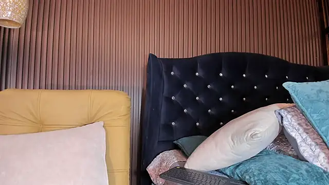 JuliaDawson  online show from November 1, 2:05 am