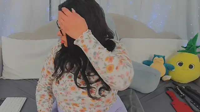 MeghanXO online show from March 17, 1:37 pm