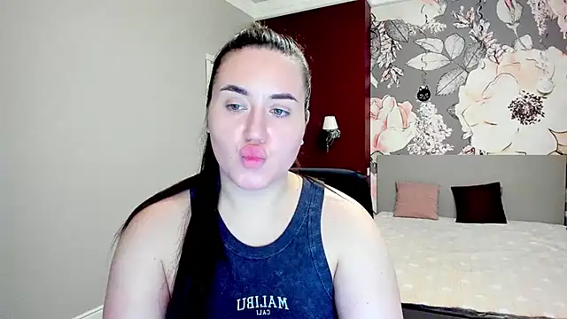 Roxie Bradley online show from February 18, 7:18 am