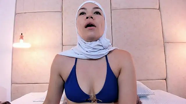 aisha vs online show from November 12, 12:03 pm