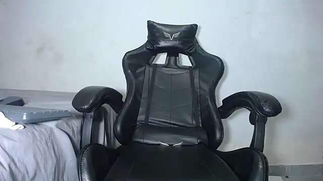 hersheybanks23 online show from December 3, 12:29 pm