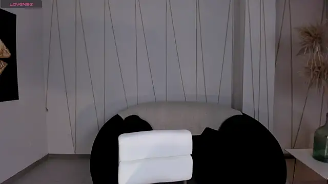 NiaHolland online show from March 15, 10:45 pm